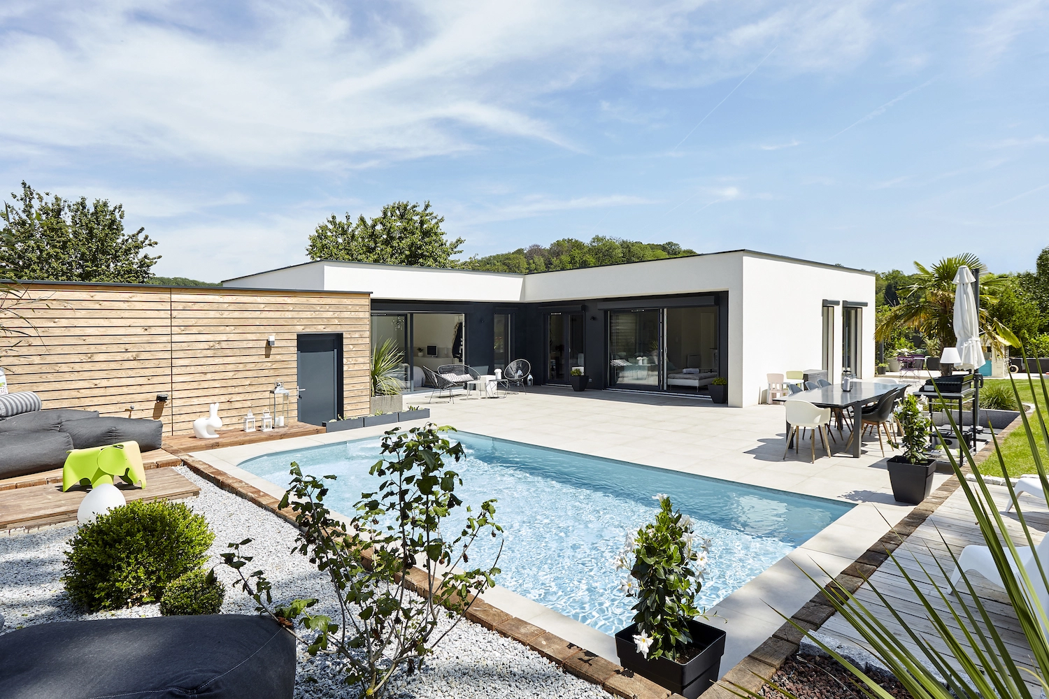 Maison moderne avec une piscine